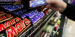 Snickers: retiran barritas de chocolate de 55 países por contener plástico