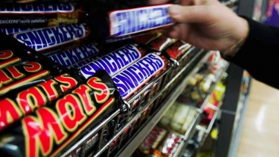 Snickers: retiran barritas de chocolate de 55 países por contener plástico