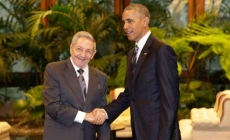 Histórico apretón de manos entre  Barack Obama y Raúl Castro (VIDEO)