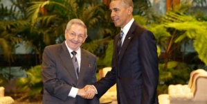 Histórico apretón de manos entre  Barack Obama y Raúl Castro (VIDEO)