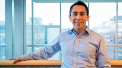 Científico peruano es premiado por su investigación para la cura del cáncer en EE.UU.