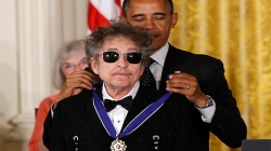 ¿Por qué le dieron el Premio Nobel de Literatura 2016 a Bob Dylan, siendo cantautor? Ven, aquí está la respuesta: