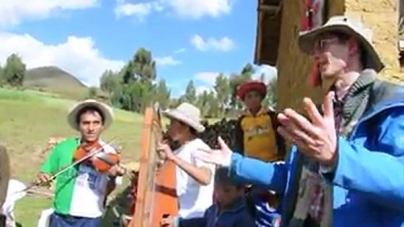 Perú: turista británico aprende quechua y canta un huayno y se convierte en VIRAL: