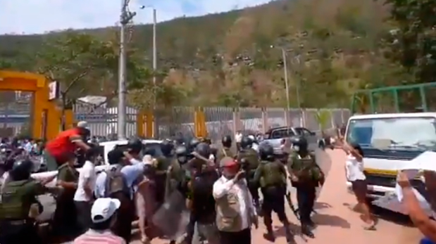 Chanchamayo: Vizcarra es abucheado por inaugurar planta de oxigeno que se hizo con pollada del pueblo (Vídeo)
